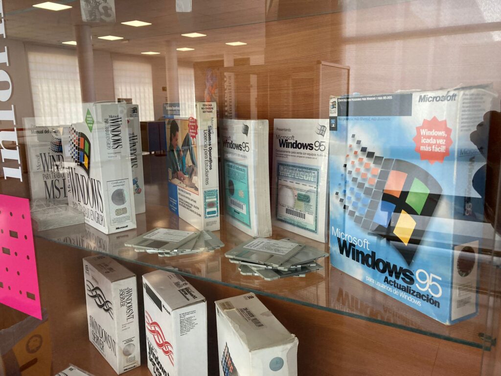 Caja de software noventosa con disquetes, antes del modelo de suscripción